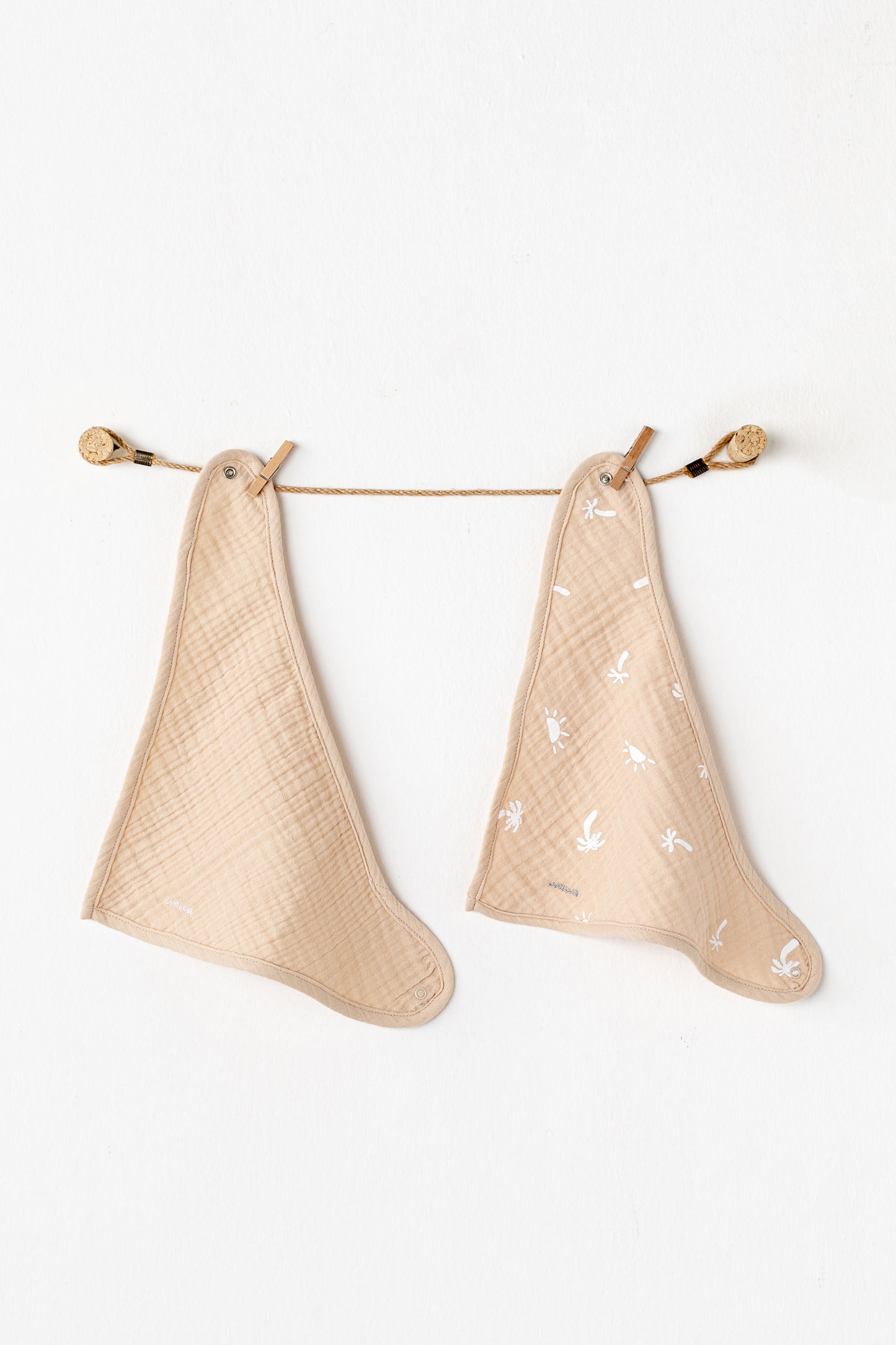 Set 2 Përparëse Verore – Muslin me Dizajn Palme