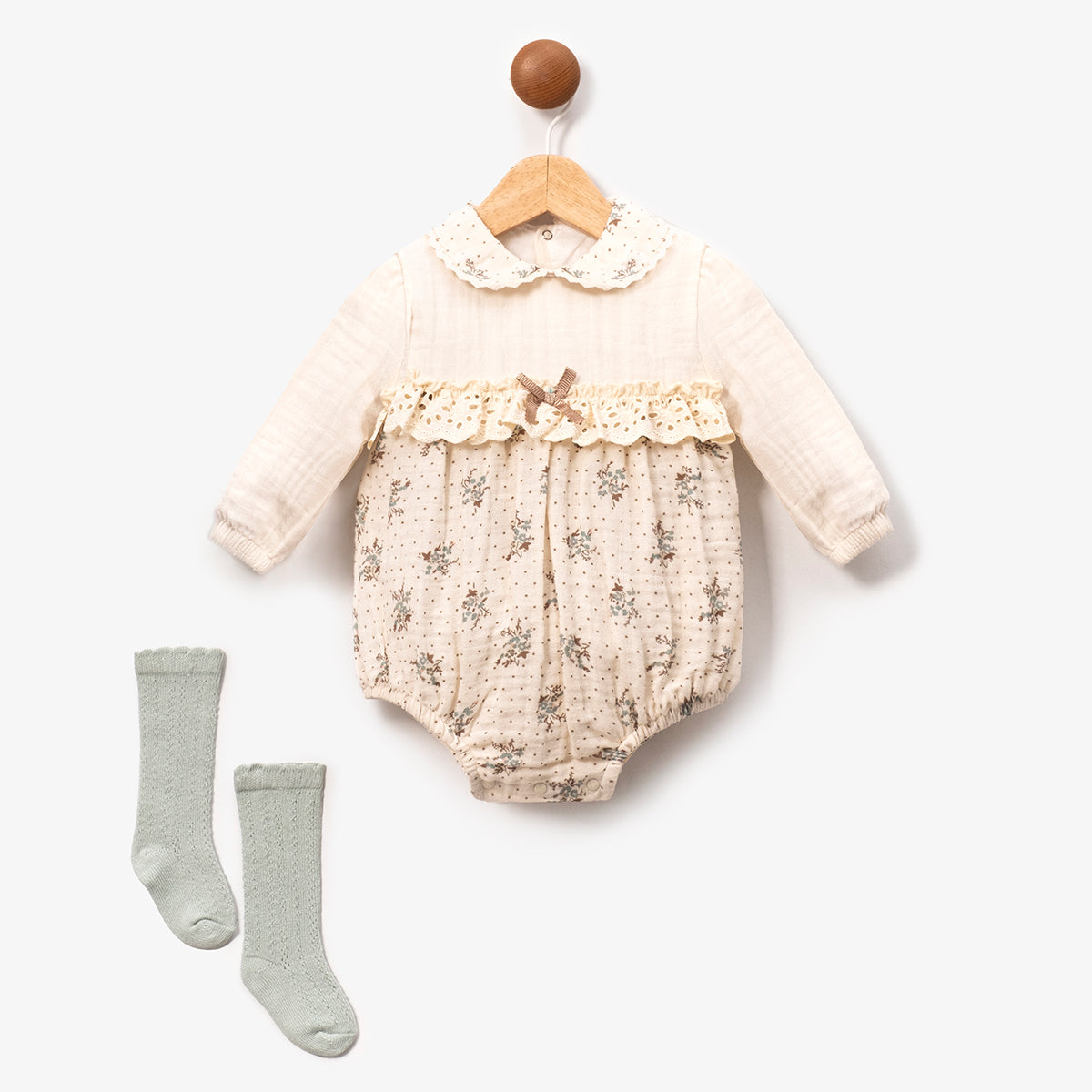 Set Romper Muslin me Lule Delikate dhe Çorape